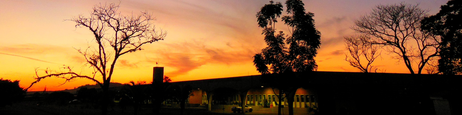 Imagem do Bloco A da UFSCar Campus Araras ao anoitecer. Foto de Estéfano Vizconde Veraszto.